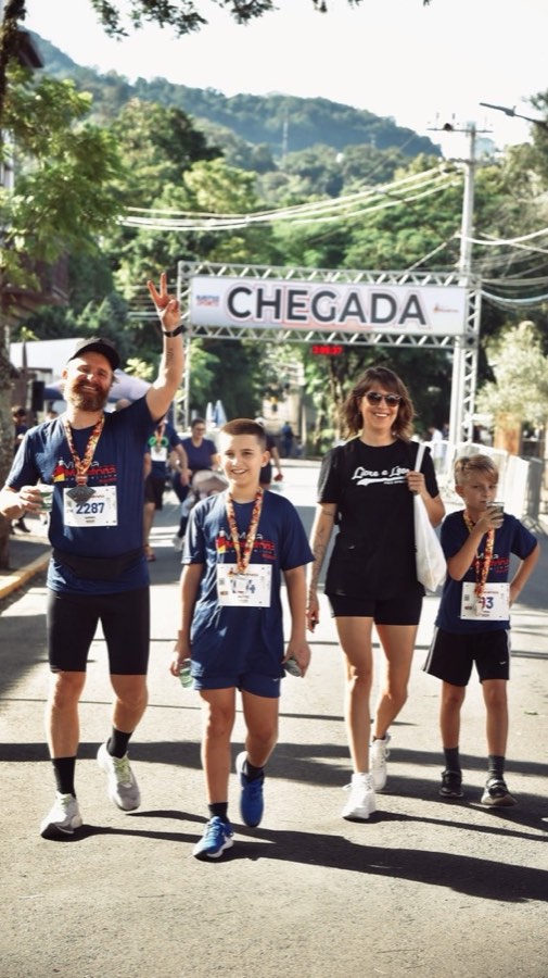 Samuel, Silvana e os filhos na chegada de uma prova de corrida