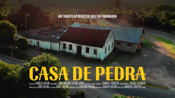 Clipe musical Casa de Pedra, da Fam&iacute;lia Rolim